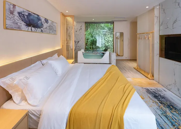 Moon River View Hotel